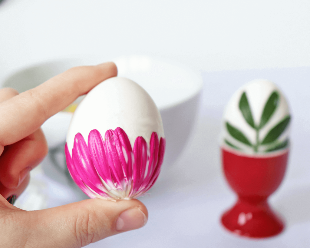 DIY Ostereier mit echten Blumen verzieren
