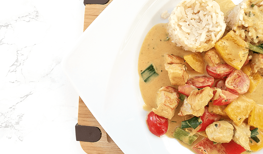 Thai-Curry in Kokosmilch mit Hähnchen und Naturreis