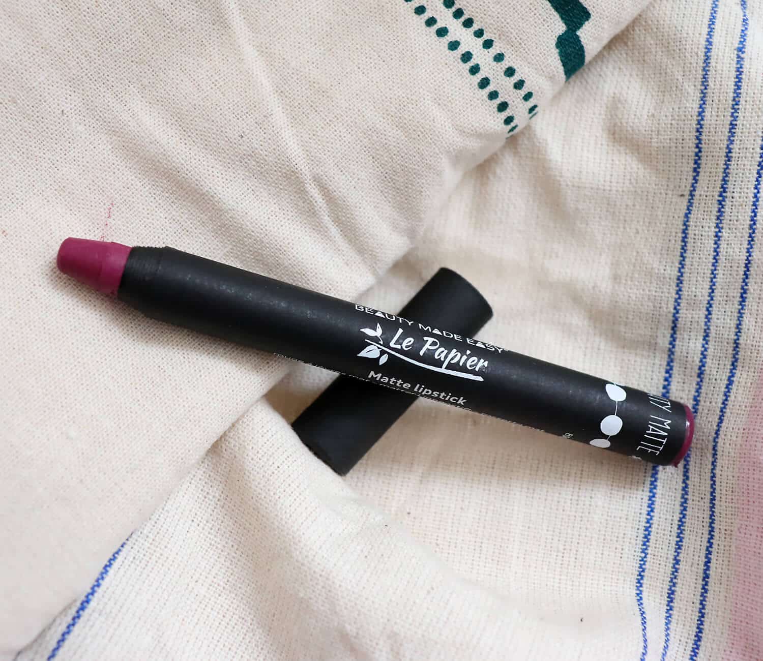 Lippenstift aus Papier - TrendRaider TrendBox Februar 2021 Lippenstift aus Papier - TrendRaider TrendBox Februar 2021